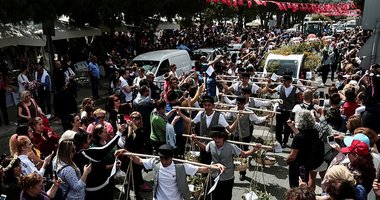 Akın akın geldiler