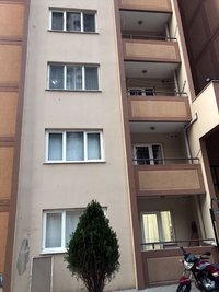 İzmir’de sinekliğin yerinden çıkması sonucu pencereden düşüp ölen bebeğin cenazesi defnedildi! Annenin feryatları yürek yaktı