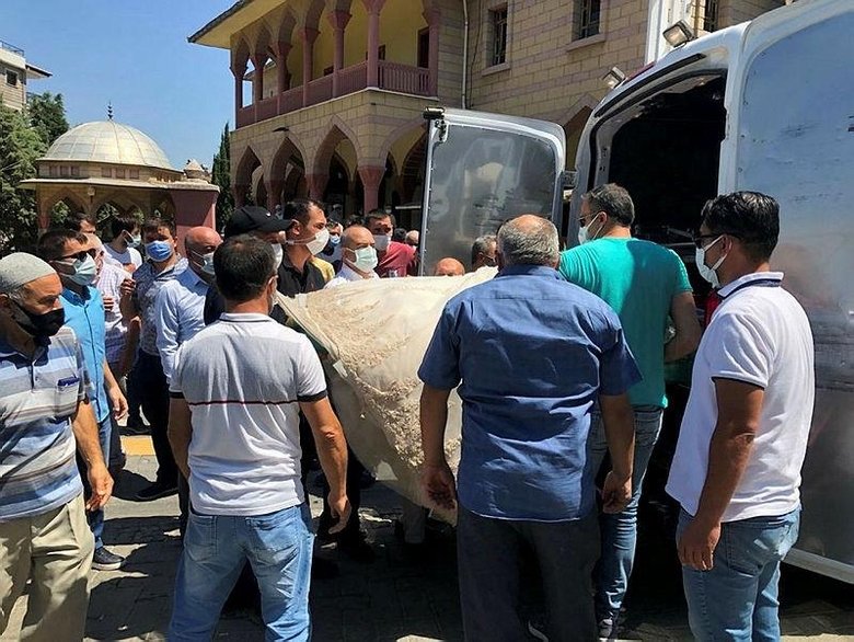 Kalbine yenilen sağlık çalışanı son yolculuğuna gelinlikle uğurlandı