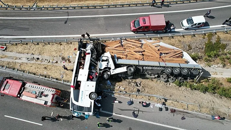 manisada-11-kisinin-oldugu-otobus-kazasi-oncesi-goruntuler-ortaya-cikti-1791718254019.jpeg