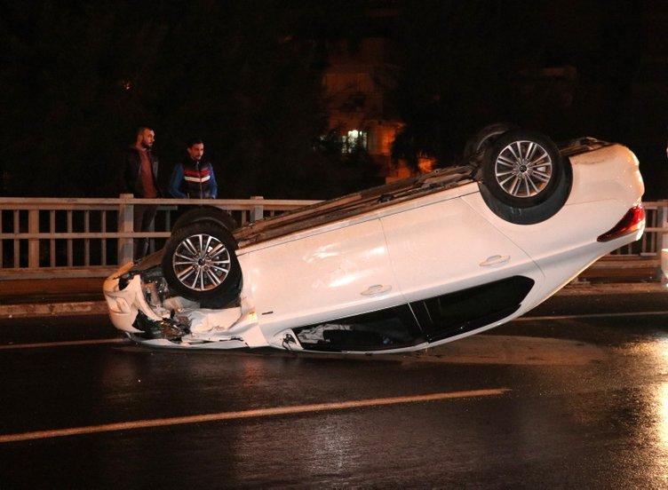 İzmir’de akılalmaz kaza! Takla attı aracı bırakıp...