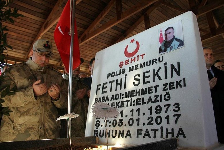 Kahraman şehidimiz Fethi Sekin kabri başında anıldı