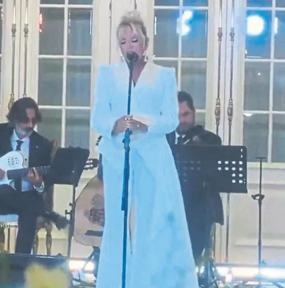 First ladylere Pekkan sürprizi