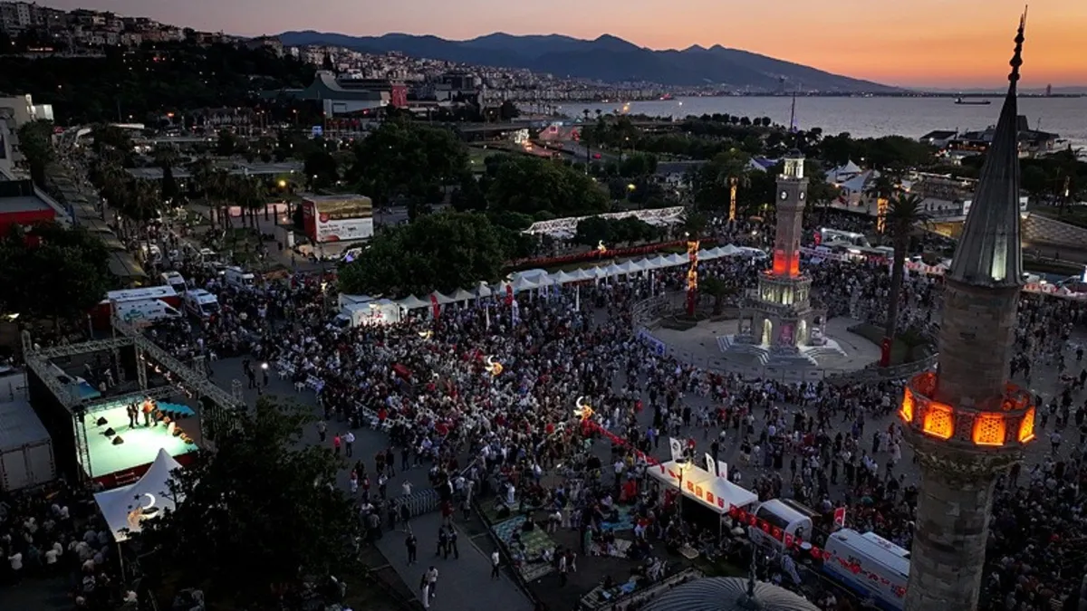 İzmir 15 Temmuz'da tek nefes oldu! Vatandaşlar Konak Meydanı'nda akın etti