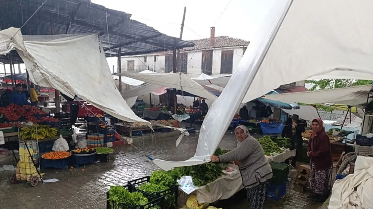 Manisa'da Sağanak, Dolu ve Fırtına Üç İlçede Hayatı Olumsuz Etkiledi