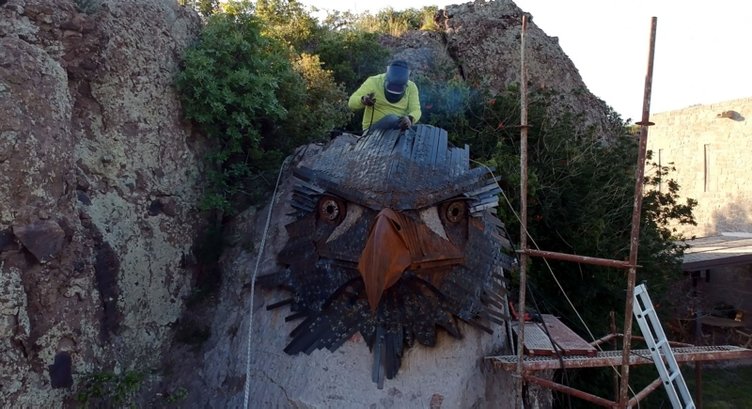 Muğla’da bir kişi otomobil parçalarından kartal başı heykeli yaptı