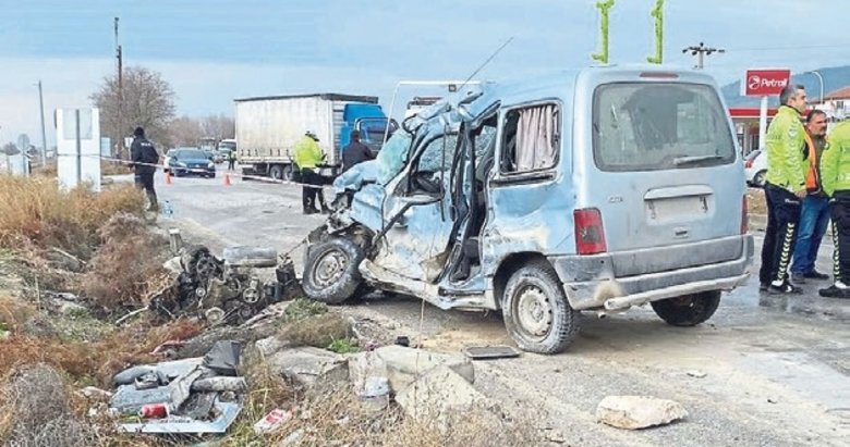 Mermer yüklü kamyon ile ticari araç çarpıştı: 1 ölü