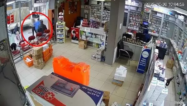bursada-dehsete-dusuren-olay-eczanede-calisana-saldirip-kiyafetini-cikarmaya-calisti-1763715746585.jpeg