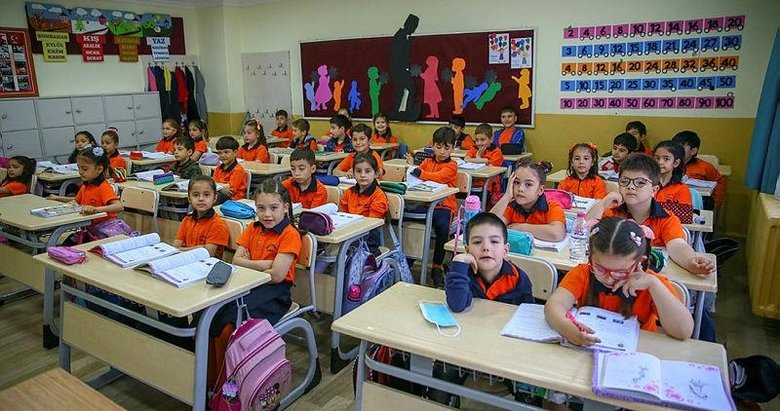İzmir’de uzun süre sonra öğrenciler sınıflara maskesiz girdi