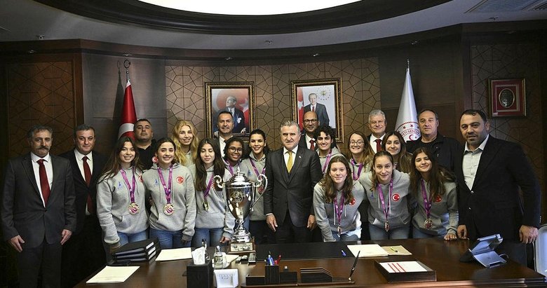 Bakan Bak İzmir Kadın Sutopu Takımı’nı kabul etti