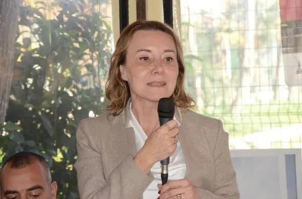 İzmir’in silüeti çöp kuleleri