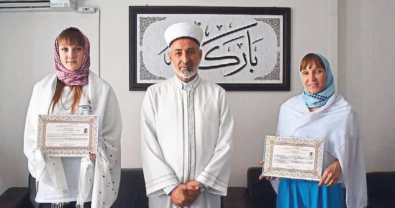 Ukrayna uyruklu anne ile kızı müslüman oldu