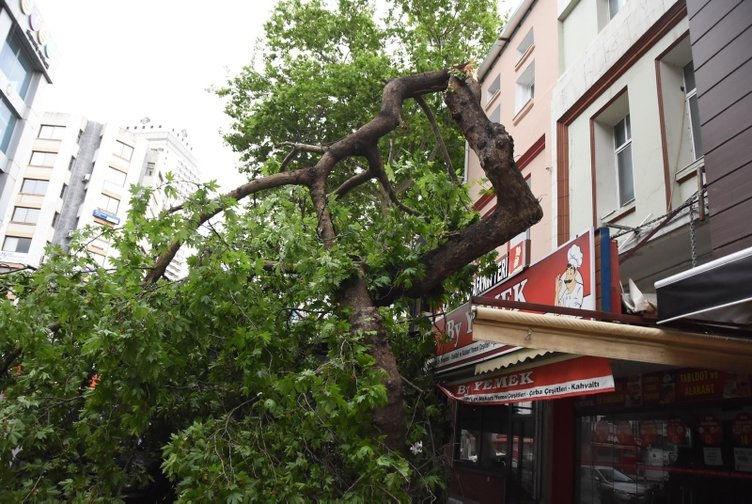 İzmir’i şiddetli fırtına vurdu