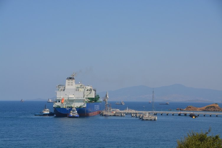 Yeni yüzer doğal gaz terminali İzmir’de demirledi