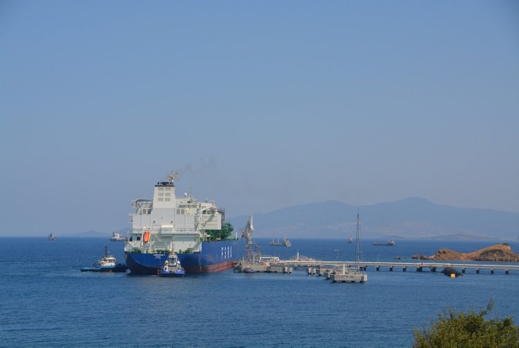 Yeni yüzer doğal gaz terminali İzmir’de demirledi