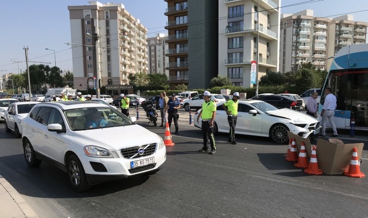 İzmir’de feci kaza! Karşıya geçmek isteyen kadına otomobil çarptı