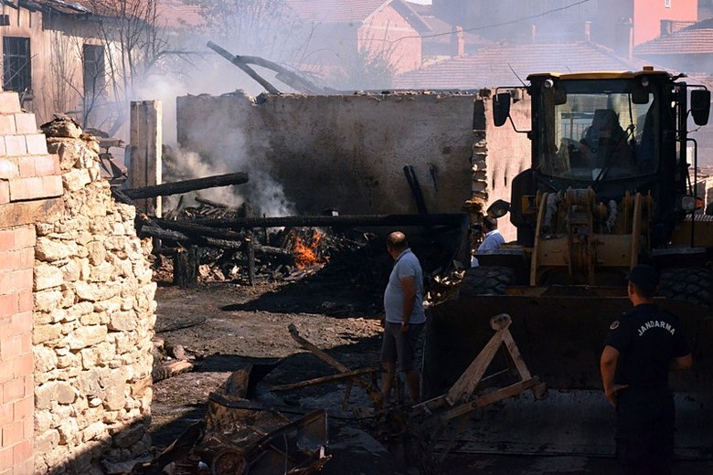 Kütahya’da otomobil patladı, 3 ev kül oldu