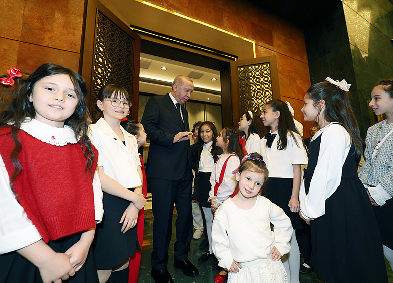 Başkan Erdoğan çocukları Cumhurbaşkanlığı Külliyesinde kabul etti