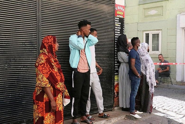 İzmir’de otelde çıkan yangında 3 kişi dumandan etkilendi