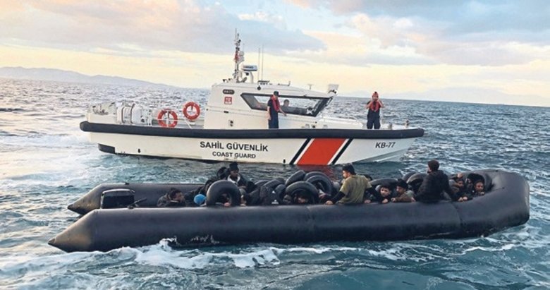 Motoru arızalanan bottaki 34 göçmen kurtarıldı