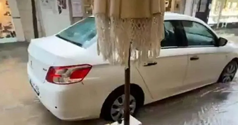 Çeşme’yi su bastı! Sağanak, yaşamı olumsuz etkiledi