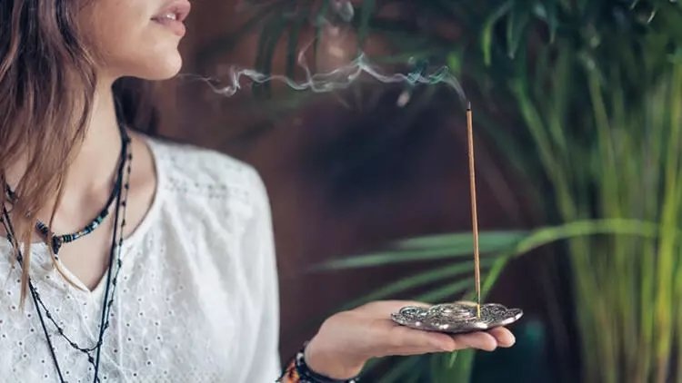 Evinizdeki negatif enerjiden kurtulmak için bu tütsüleri deneyin!