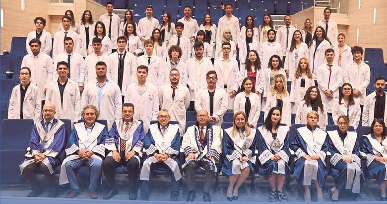 İzmir Tınaztepe Üniversitesi öğrencileri beyaz önlüklerini giydi