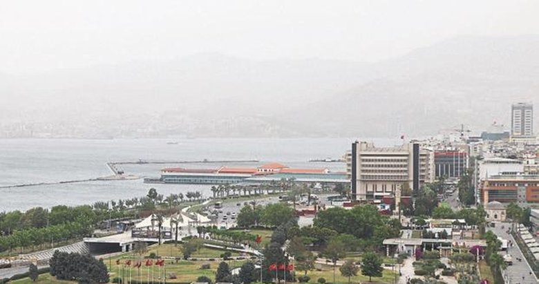 İzmir’de toz taşınımı hayatı olumsuz etkiledi