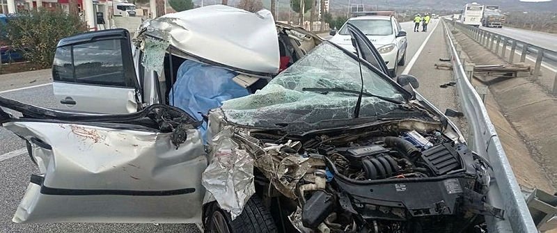 TIR’a çarpan otomobildeki anne öldü, baba ve kızı ağır yaralandı