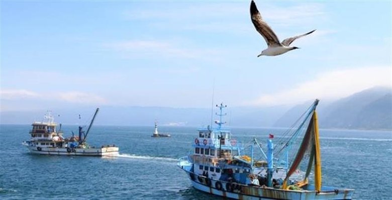 İzmir’de halat çözen balıkçılar av için mavi sulara açıldı