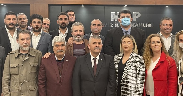 İzmir’de İYİ Parti’den istifa eden 14 kişi MHP’ye katıldı