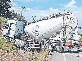 Beton tankeri minibüsü biçti: 9 ölü, 11 yaralı