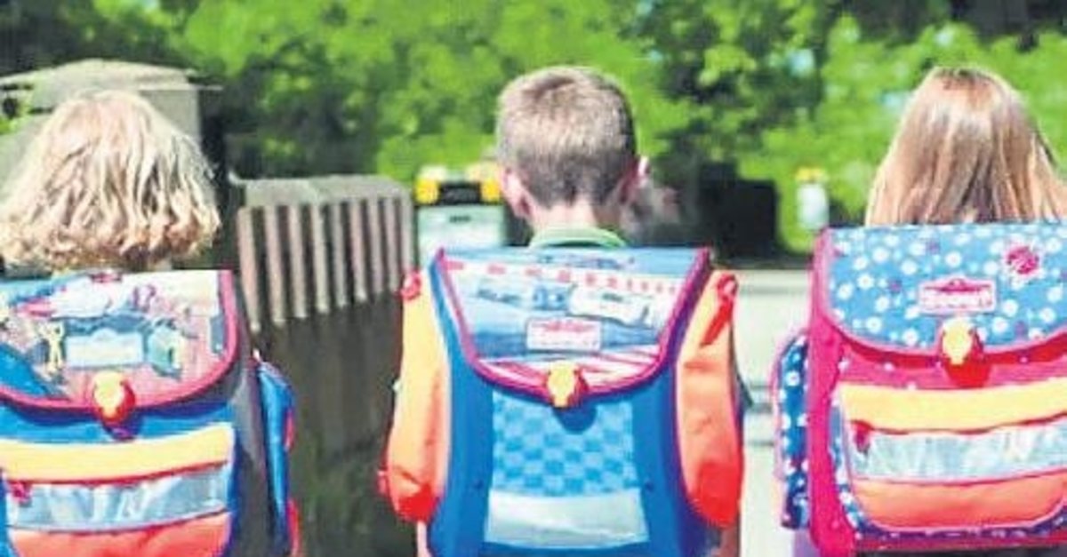 Ağır okul çantaları omurgayı eğiyor