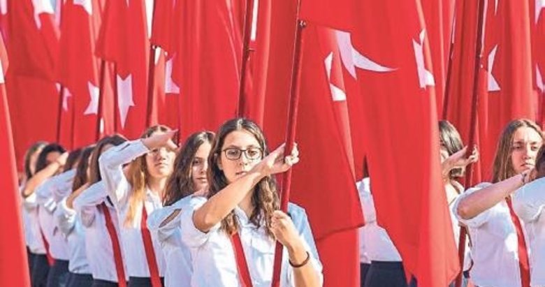 Cumhuriyet Bayramı için dev Türk bayraklı kortej