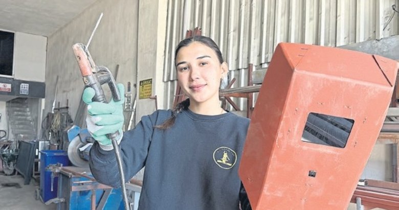 Baba mesleği demirciliği atölyesinde devam ettiriyor