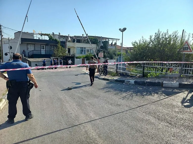 manisada-trafikte-dehset-anlari-baba-ve-oglu-kursunlarin-hedefi-oldu-1785756331777.jpeg