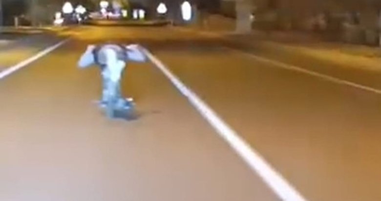 Afyonkarahisar’da ölüme davetiye: Motosikleti yatarak kullandı!