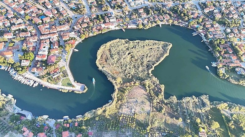 dunyada-nadir-goruluyor-mugladaki-dalyan-kanali-dronla-goruntulendi-1774167766651.jpeg