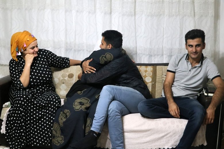 33 yıl sonra Müge Anlı’da annesine kavuşmuştu! Vedat annesinden bir an olsun ayrılmıyor