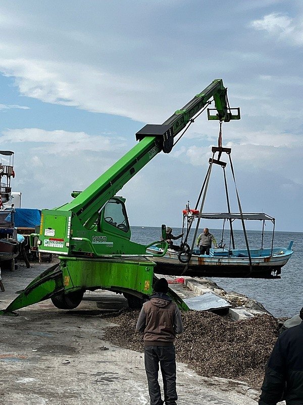 dikilide-firtina-uyarisina-karsi-tekneler-karaya-alindi-tekne-sahipleri-3-yildir-o-projeyi-bekliyor-1767770922519.jpeg