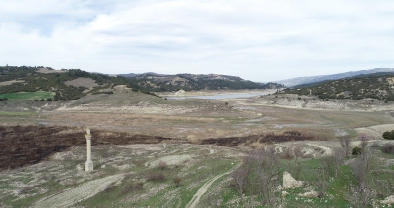 Denizli’de baraj sularının çekilmesiyle mezarlık ortaya çıktı!
