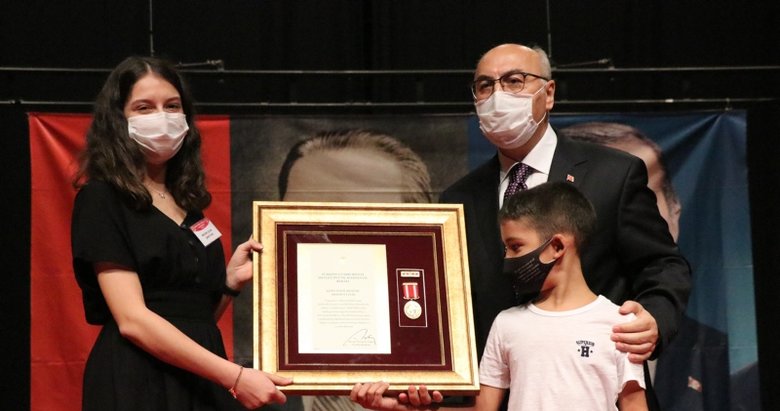 İzmir’de Devlet Övünç Madalyası ve Beratı Tevcih Töreni yapıldı