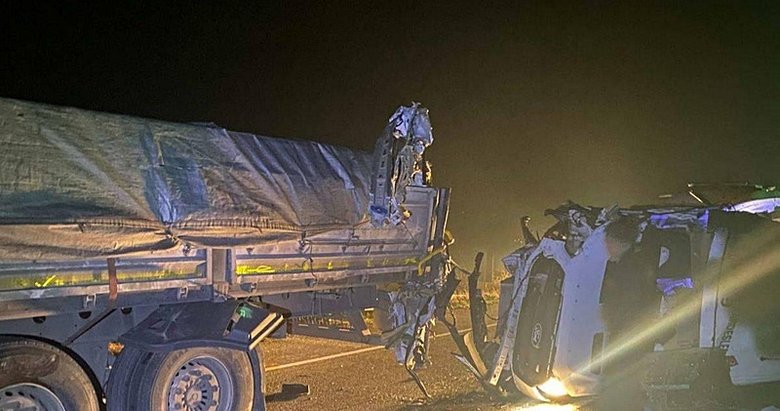 Minibüs tıra çarptı: 1 ölü, 5 yaralı