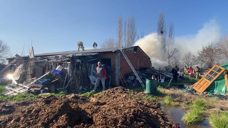 Ahırda yangın: 7 hayvan son anda kurtarıldı, 1 inek baygınlık geçirdi