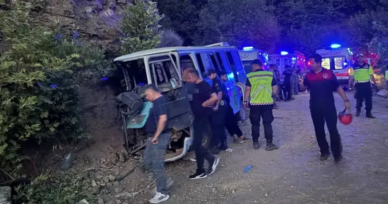 İzmir’de facia haberi: Tarım işçilerini taşıyan minibüs kayalara çarptı, 1 kişi öldü, 8 kişi yaralandı