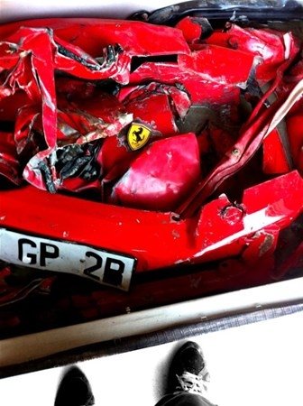 Kaza sonrası hurda olan Ferrari’yi alıp bakın ne yaptı!