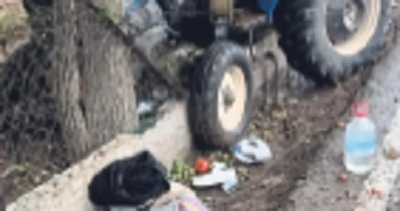 Tarla işçilerini taşıyan traktör römorku devrildi