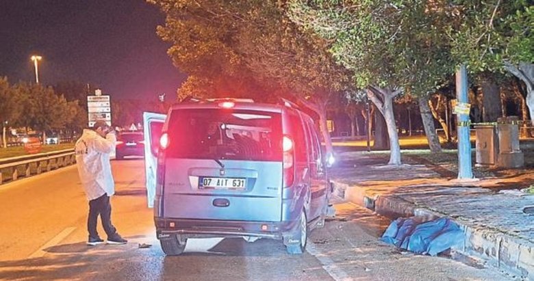 Kaldırıma çarpan araçtan fırlayan Buse can verdi