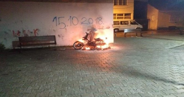 Park halindeki motosikleti yaktılar