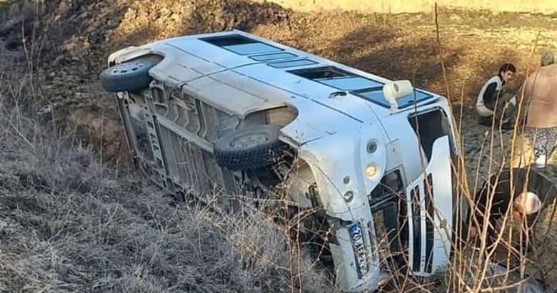 Mermer işçilerini taşıyan işçi servisi tarlaya uçtu: Ölü ve yaralılar var